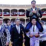 Francisco Rivera Ordoñez "Paquirri"que se retira hoy de los ruedos, da una vuelta al ruedo llevado a hombros por su hermano el diestro Cayetano.
