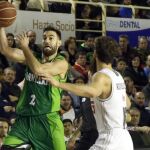 El escolta croata del Montakit Fuenlabrada Marko Popovic (i) juega un balón ante Sergio Rodríguez, del Real Madrid