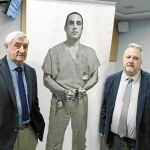 Cándido Ibar y Andrés Krakenberger, portavoz de la familia, junto a la imagen de Pablo Ibar, ayer, en Madrid