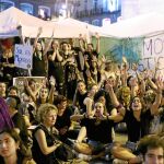 Mujeres se congregaron ayer en Sol para evitar el desalojo de las carpas