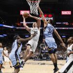 El pívot Pau Gasol volvió a mostrar su clase de jugador clave en el trabajo de equipo de los Spurs de San Antonio