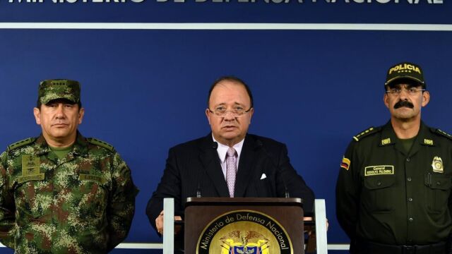 Fotografía cedida por el Ministerio de Defensa de Colombia del ministro de esta cartera, Luis Carlos Villegas (c), acompañado por el director de la Policía de Colombia, general Rodolfo Palomino (d), y al comandante de las Fuerzas Militares, general Juan Pablo Rodríguez Barragán (i)
