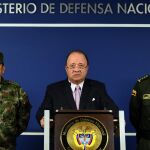 Fotografía cedida por el Ministerio de Defensa de Colombia del ministro de esta cartera, Luis Carlos Villegas (c), acompañado por el director de la Policía de Colombia, general Rodolfo Palomino (d), y al comandante de las Fuerzas Militares, general Juan Pablo Rodríguez Barragán (i)