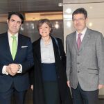 En la imagen principal, Súarez-Quiñones junto a los ministros García Tejerina y Catalá.