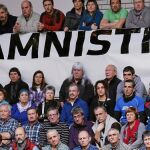 Asistentes al acto en Guipúzcoa, ayer, en la lectura del manifiesto