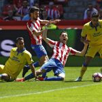Los jugadores del Sporting Moi Gómez y Jorge Franco Alviz 'Burgui' , y Davis Simón y Ángel Montoro de la UD Las Palmas, durante el partido