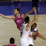 El escolta irlandés del Montakit Fuenlabrada, Ian O´Leary, entra a canasta ante los jugadores del Real Madrid, el pivot Felipe Reyes