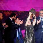 El director de cine, Javier Fesser junto a varios de los actores tras ser galardonado en los Premios Forqué / Efe