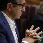 El candidato a las primarias socialistas y diputado Patxi López, durante la sesión de Control al Gobierno