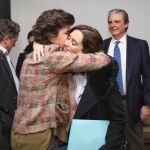 María San Gil e Isabel Díaz Ayuso se saludan en el acto organizado por la Fundación Villacisneros (Foto: A. Cuéllar)