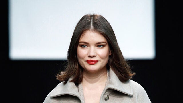 Una modelo en la pasarela de Elena Miró