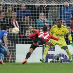 El delantero del Athletic Club Sabin Merino (c) se dispone a batir al portero del Olympique de Marsella Steve Mandanda (d)