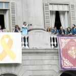 Quim Torra, Ada Colau y Roger Torrent, observaron desde el Ayuntamiento los diferentes actos festivos de La Mercè en la plaza Sant Jaume. Foto: Shooting
