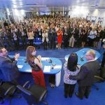 Aplauso emotivo. Toda la sala se puso en pie tras la intervención del padre de Marta del Castillo, que provocó un unánime aplauso. En la primera fila, Santiago Barreno, Manuel Cobo, Cristina Cifuentes, María Pico, Soraya Sáenz de Santamaría, Mauricio Casals, Ana Botella, Jorge Fernández Díaz, Esteban González Pons, Joaquín Parera, Susanna Griso, ángeles Pedraza y María Salomé Adroher. En el estrado, con los padres de Marta, Alfonso Ussía, Francisco Marhuenda, Gloria Lomana y Javier González Ferrari