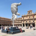 El «Gran Elefant Dret», convertido en un reclamo, se levanta en la Plaza Mayor salmantina