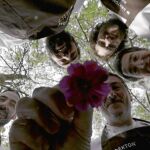 Andoni Luis Aduriz, trabajando con una flor, en uno de los fotogramas de «Campo a través»