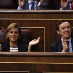 La secretaria general del PP, María Dolores de Cospedal (i), y el portavoz parlamentario popular, Rafael Hernando (d)