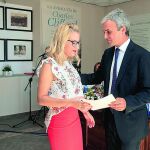 El presidente de la Fundación José Manuel Lara y consejero delegado del Grupo Planeta, José Manuel Lara García, entrega una beca a una estudiante.