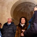 La consejera de Cultura y Turismo, María Josefa García Cirac, durante su visita a la iglesia de Santiago de Peñalba, en Peñalba de Santiago (León), junto a Gloria Merayo y Enrique Saiz
