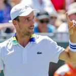 El tenista español Roberto Bautista Agut devuelve la bola al estadounidense Sam Querrey