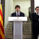 El presidente de la Generalitat de Cataluña, Carles Puigdemont, y el presidente del Gobierno, Mariano Rajoy.