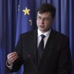 El vicepresidente de la Comisión Europea para el Euro y el Diálogo Social, Valdis Dombrovskis, presenta las decisiones del Ejecutivo comunitario