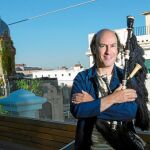 Carlos Núñez tiene estudios superiores y populares de música: ha vendido más de un millón de discos