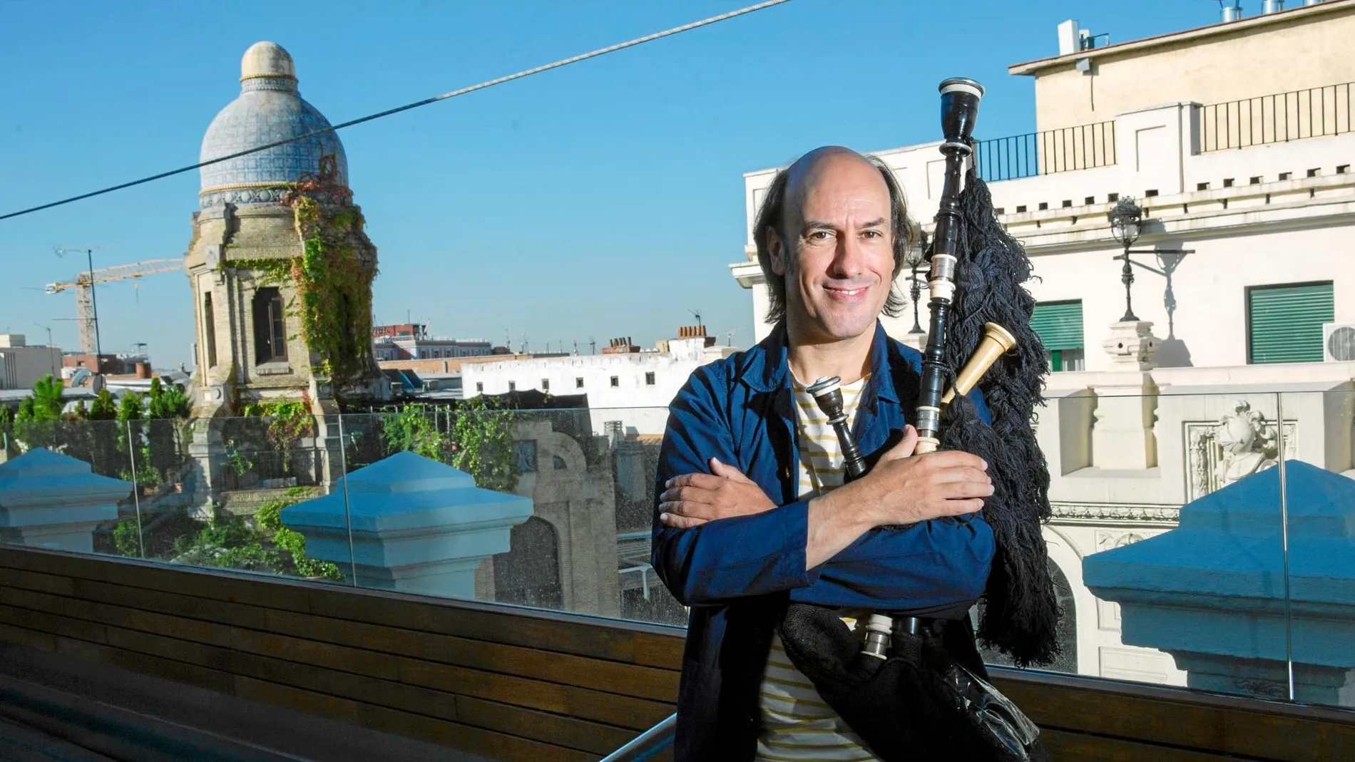 Carlos Núñez tiene estudios superiores y populares de música: ha vendido más de un millón de discos