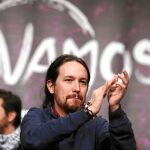 Pablo Iglesias con Rafael Mayoral, en la clausura en enero de la asamblea de una de las plataformas de Podemos