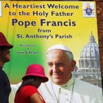 Un cartel anuncia la visita del Papa en Myanmar