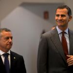 Felipe VI junto a Íñigo Urkullu en la apertura del XVIII Congreso Nacional de la Empresa Familiar en el Palacio Euskalduna de Bilbao