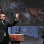 Recep Tayyip Erdogan, saluda durante el mitin que ha dado hoy en Ankara.