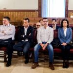 En la imagen superior, los trece imputados en el juicio de la pieza Fitur de la trama Gürtel. A la izquierda, la exconsellera Angélica Such que ayer resultó absuelta al igual que el jefe del servicio jurídico de la Agencia Valencia de Turismo, Juan Bover