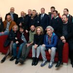Foto de familia de los fotógrafos de la exposición junto al alcalde Antonio Silván y el presidente de la Diputación, Juan Martínez Majo