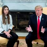 Donald Trump y Fabiana Rosales, esposa del jefe el Parlamento venezolano, el opositor Juan Guaidó, en el Despacho Oval de la Casa Blanca
