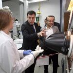 Centro Singular de Investigación en Química Biolóxica e Materiais Moleculares de la USC, en el que trabaja Javier Montenegro (con gafas)
