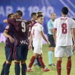 Los jugadores del Eibar tras empatar ante el Sevilla.