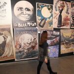 La muestra recoge la «fiebre lunar» de Julio Verne a través de una serie de carteles de las películas de Meliés y de las óperas de Offenbach, que se inspiraron en algunas de sus obras