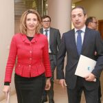 La consejera de Familia, Alicia García, y José Manuel Bilbao, de La Caixa, antes de firmar el acuerdo