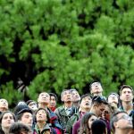 Decenas de turistas abarrotan la calle mientras observan la fachada de la Sagrada Familia en Barcelona antes de la pandemia