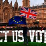 Un anti-Brexit se manifiesta frente al Parlamento británico