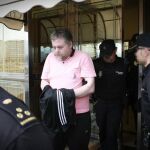Agentes de la Policía Nacional sacan de un hotel de A Coruña al sospechoso de haber acabado con la vida de su hijo de once años.