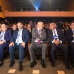 El presidente de la CEOE, Joan Rosell (i), el de la AVE, Vicente Boluda (2I), el ministro de Fomento, José Luis Abalos (3i), el presidente de Mercadona, Juan Roig (c), el del Banc de Sabadell, Josep Oliu (3d), el de la Comunidad Valenciana, Ximo Puig (2d) y el conseller de Territorio catalán, Damia Calvet (d), durante el acto de impulso al Corredor Mediterráneo celebrado en Barcelona