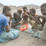 La obra de plantea la cuestión de ¿por qué hay pobres en países ricos y ricos en países pobres?