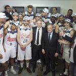 Jugadores y cuerpo técnico del Real Madrid, acompañados por el presidente blanco, Florentino Pérez, celebran su victoria en la final de la Copa del Rey.