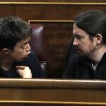 El líder de Podemos, Pablo Iglesias, junto al secretario político de la formación, Íñigo Errejón, en el pleno del Congreso de los Diputados