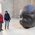 El artista Antonio López y la concejala Ana Redondo, en una visita a la muestra