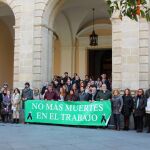 Minuto de silencio en el Ayuntamiento por el accidente laboral mortal y para pedir empleos más seguros