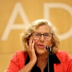 La alcaldesa de Madrid, Manuela Carmena en la rueda de prensa que ha ofrecido hoy en el Palacio de Cibeles/C. Bejarano