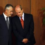 Los expresidentes de la Junta de Andalucía, José Antonio Griñán y Manuel Chaves